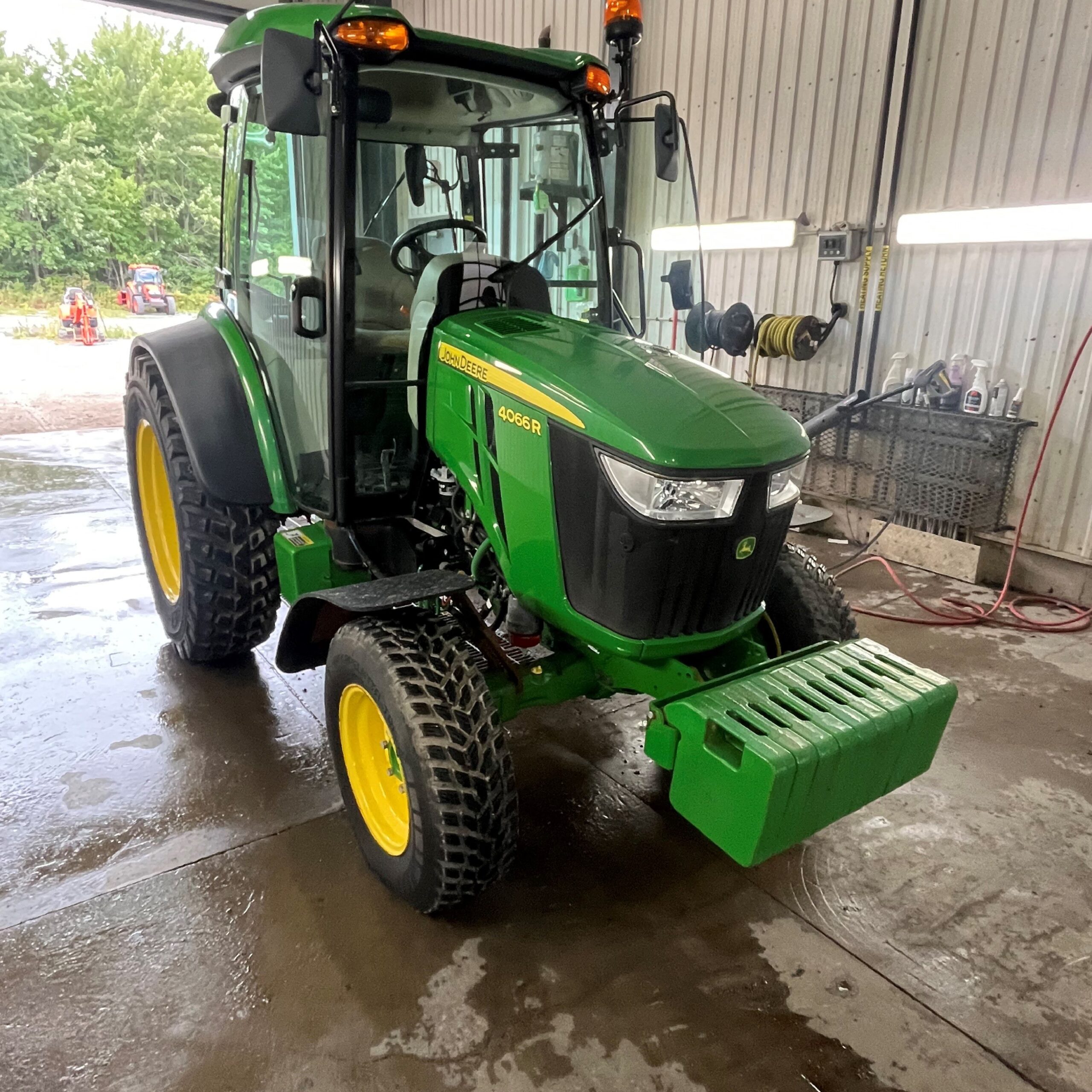 JOHN DEERE 4066R TRACTEUR 4X4 USAGÉ 2020