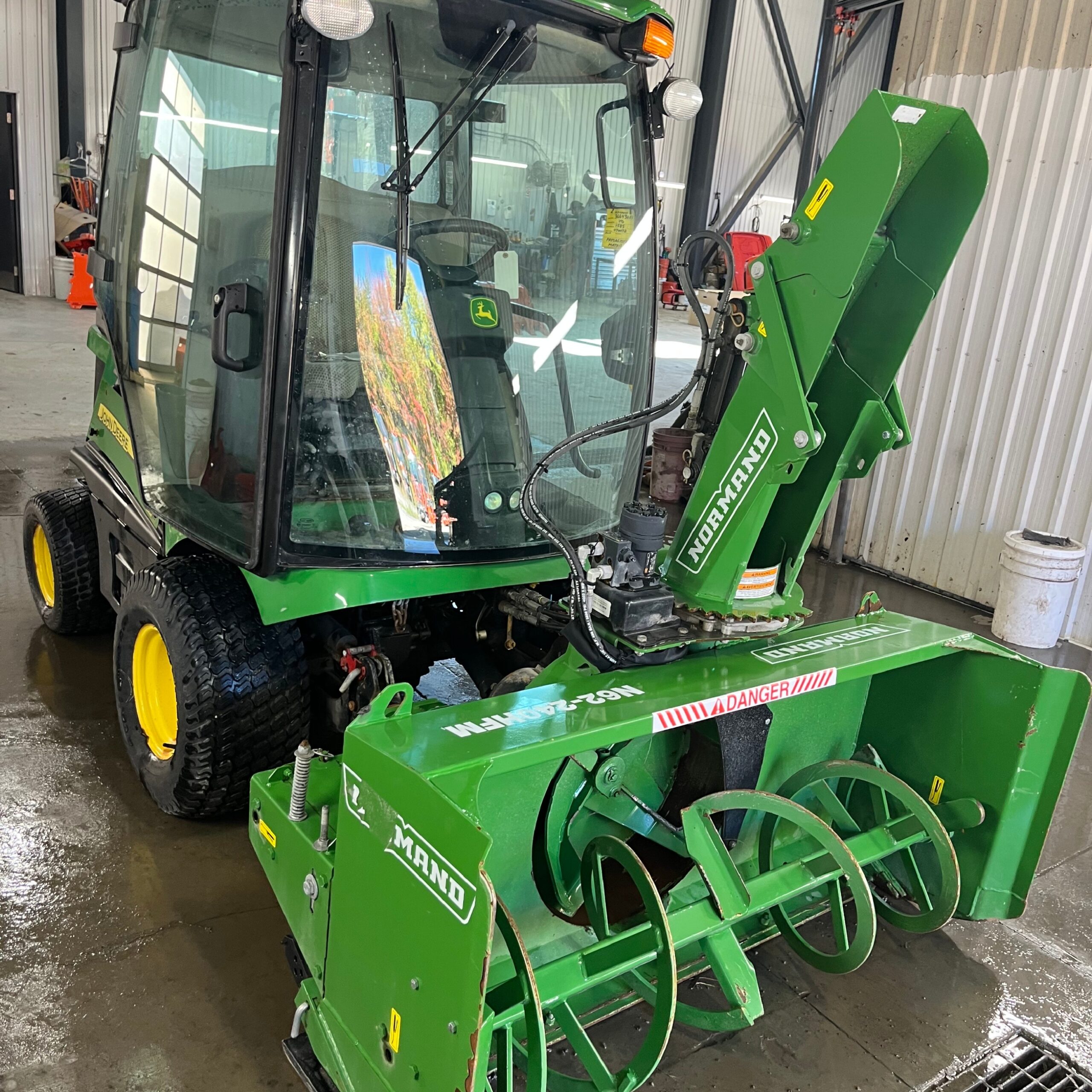 TRACTEUR 4X4 USAGÉ JOHN DEERE 1585 A ATTELAGE FRONTAL 2021